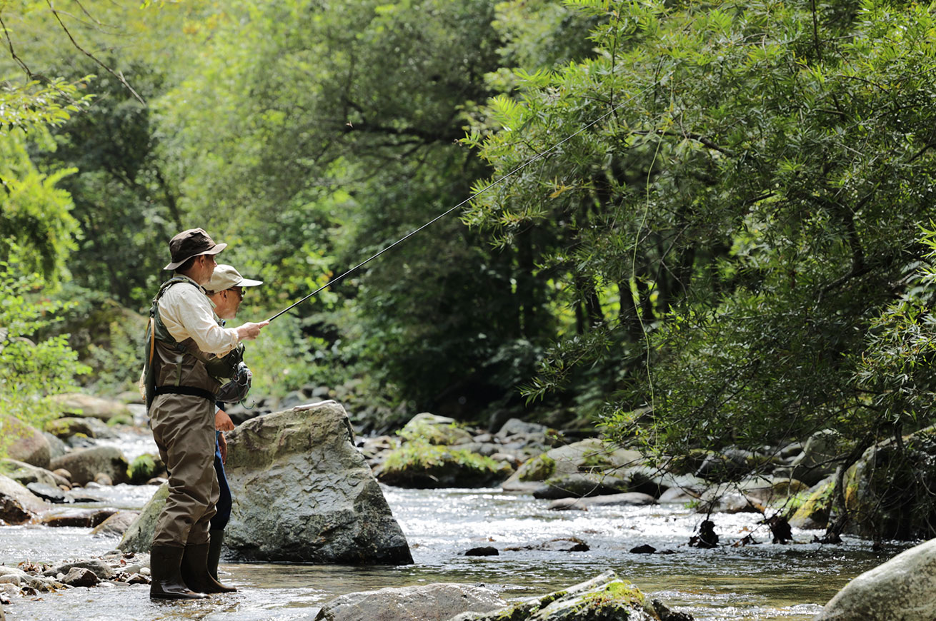 As the fishing season drew to a close, I ventured into the crystal-clear streams of Hinoemata Village to try my luck at catching wild Iwana(Char).