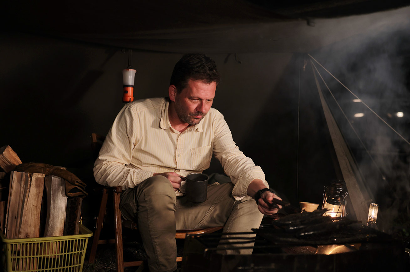 After soaking in the hot spring, I let the scent of wood smoke cling to me again by the campfire — and somehow, that felt just right.