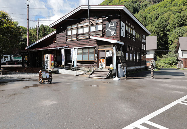 I bought soba noodles and sweet simmered char fish as souvenirs.